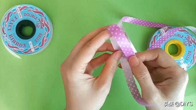 最简单的蝴蝶结4步打法，蝴蝶结的打法（彩带蝴蝶结的打法）