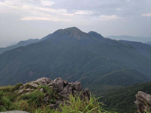 银瓶山海拔多少米，东莞银瓶山海拔多少米（银瓶山海拔896米）