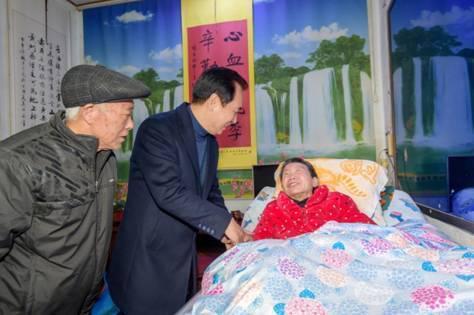 许家印的儿子，许家印生了几个孩子？（2018年许家印携妻陪父回老家）