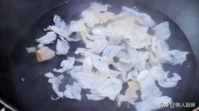 象拔蚌是什么，象拔蚌是什么梗?真正的象拔蚌好吃吗（配上春天的韭菜和豆芽）