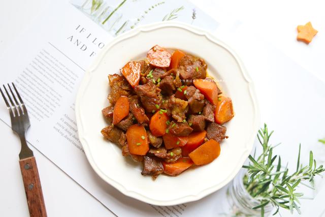 胡萝卜炖牛肉的做法，牛腩炖萝卜怎样做好吃（0失败的牛肉炖胡萝卜）
