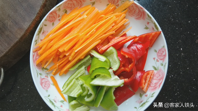 豆腐加鸡蛋做法，豆腐加鸡蛋做法图片（豆腐中打入2个鸡蛋）