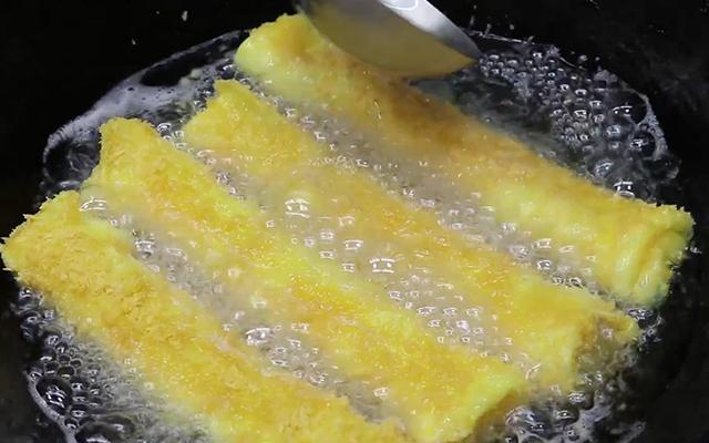 脆皮蛋卷的家常做法，皮蛋卷的做法窍门（手把手教你做酥香解馋的脆皮鸡蛋卷）