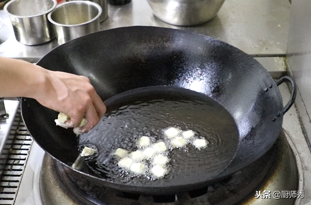 拔丝茄子的做法家常，拔丝茄子的美味做法（即可当甜菜也可做零食）