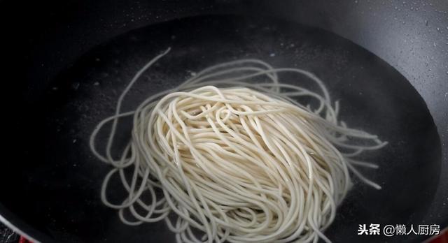 求熬葱油汁的做法，正宗葱油怎么熬制最香窍门（葱油拌面这样做好吃）