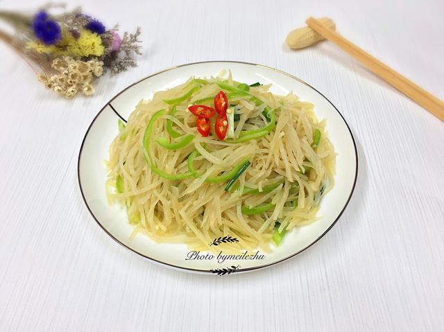 青椒土豆丝的做法，青椒土豆丝的做法步骤图片（懒人必备的青椒土豆丝）