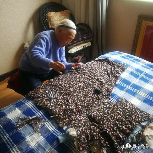 71岁儿子给97岁妈妈包饺子，西宁：98岁的妈和71岁的儿