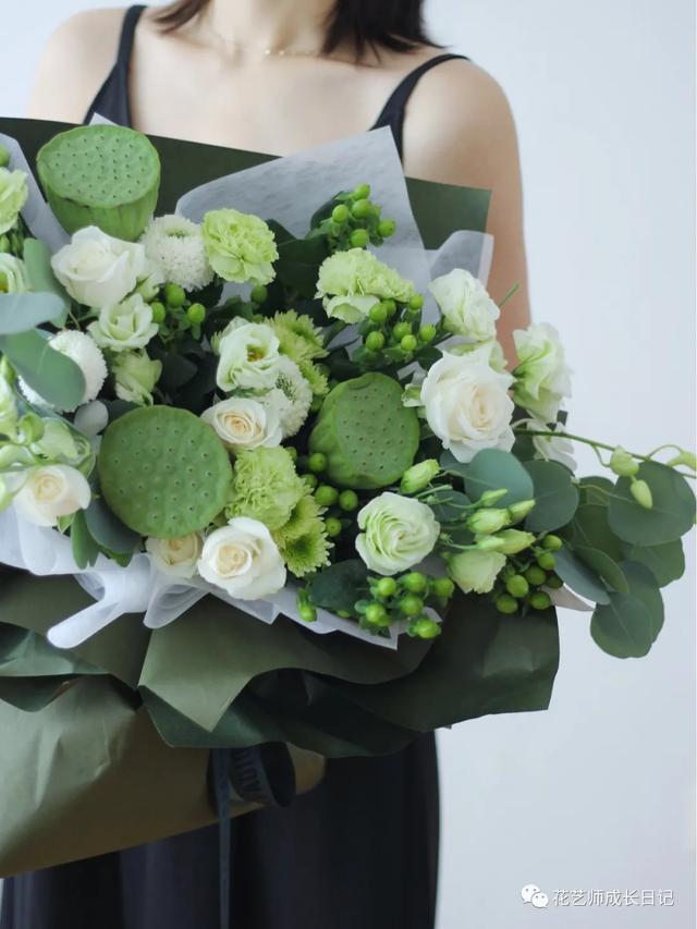 莲蓬的寓意是什么呢，莲蓬的寓意是什么呢英语（，“蓬”在手心，是夏天该有的绿呀）