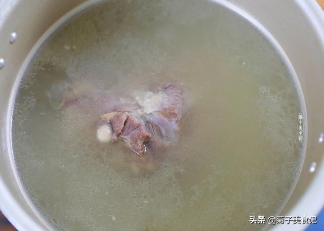 白萝卜正宗炖羊肉汤，搭配白萝卜和枸杞