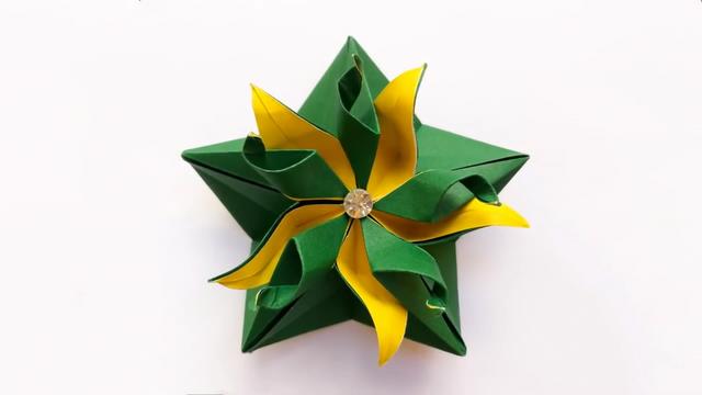 怎么用折星星的纸做其他东西，DIY五角星纸花的方法