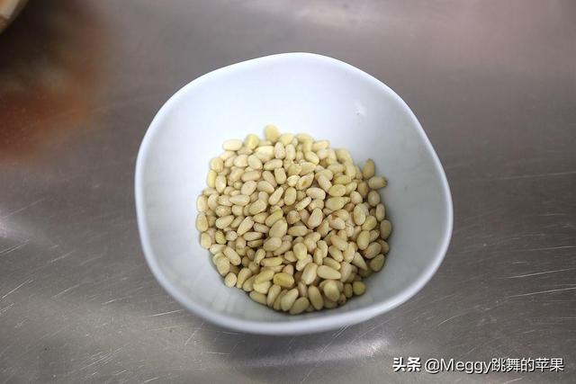 铁棍山药红枣怎么做甜汤，铁棍山药甜汤做法（秋天我家爱喝这汤）