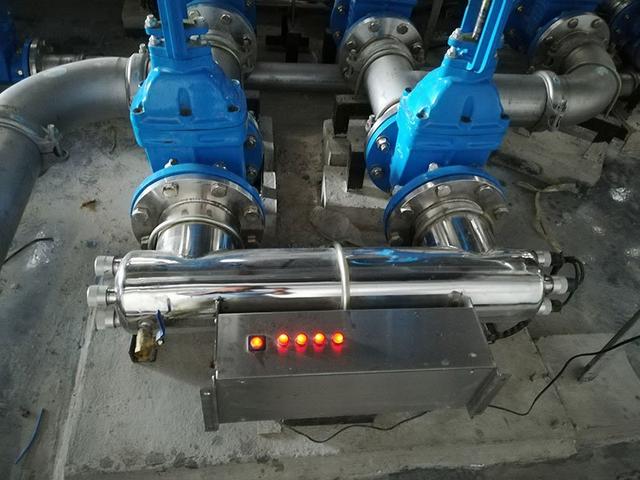 游泳池消毒一般用的什么药，家用游泳池水质处理方法（泳池水消毒用漂白水还是紫外线消毒）