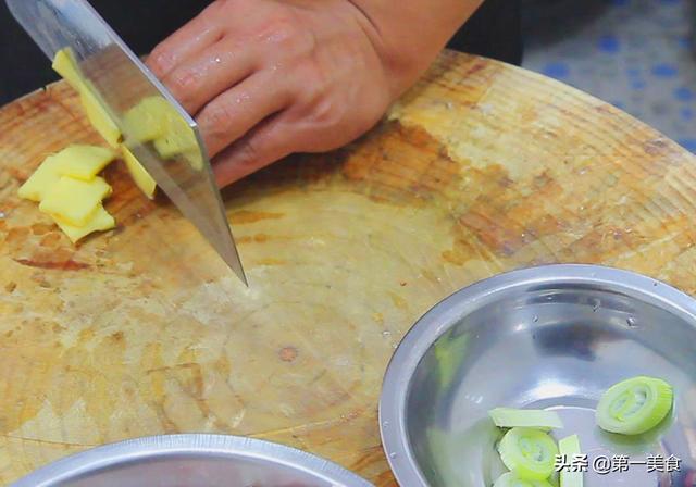 分享家乡一道红烧猪脚方法，过年待客来盘红烧猪蹄