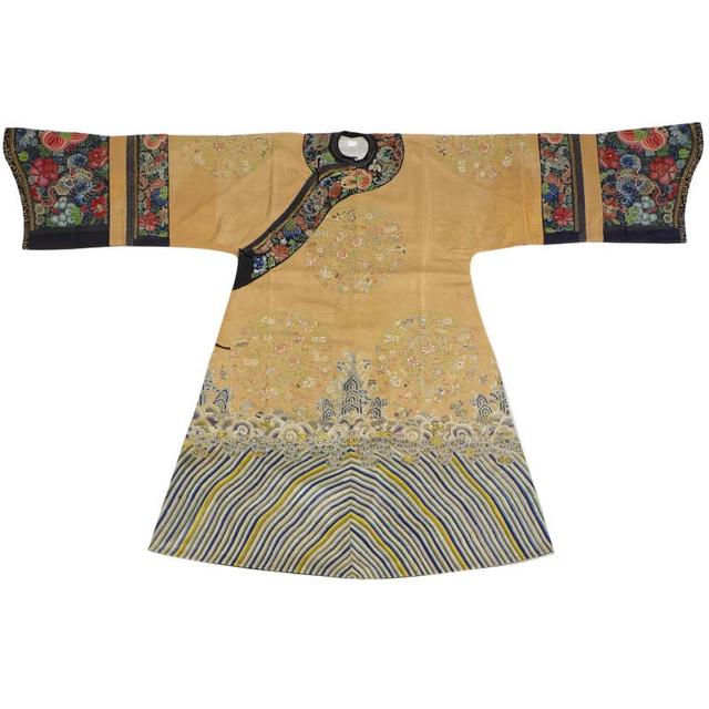 满族的习俗和服饰介绍，满族的风俗和服饰（满族人的服饰和装扮有什么特点）