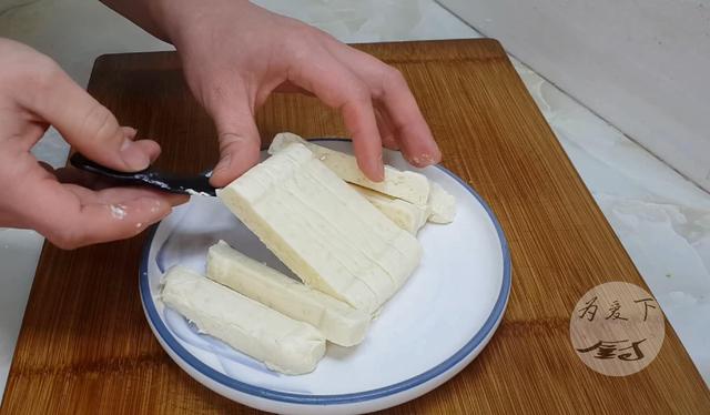 芝士做什么好吃又简单（牛奶里加1把芝士）