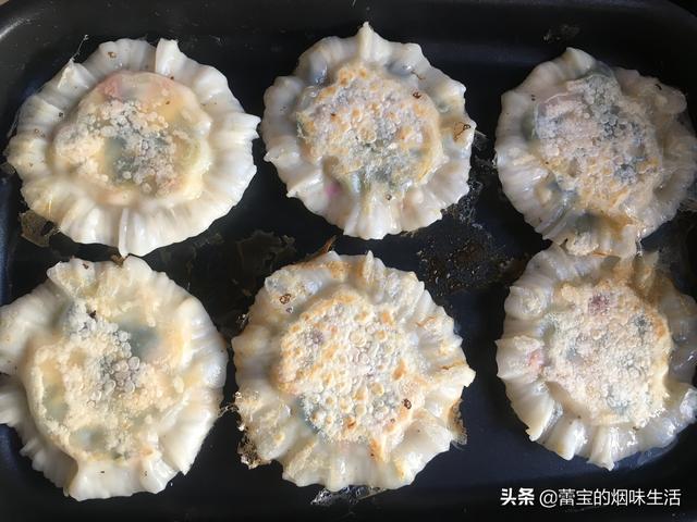 圆饺子皮的包法，圆饺子皮怎么包简单又好看（一根叉子就能还你一朵花）