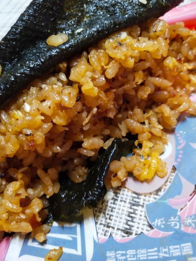 一个饭团的热量是多少，饭团热量（罗森便利店的4种恶魔饭团测评）