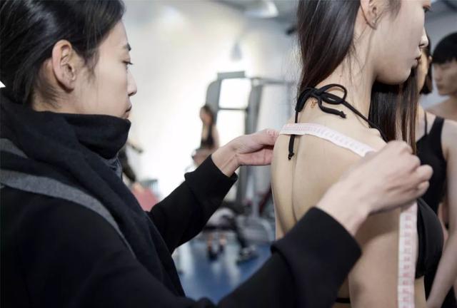 三围怎么测量才标准，怎么量三围（模特培训的模特形体标准及测量方法）