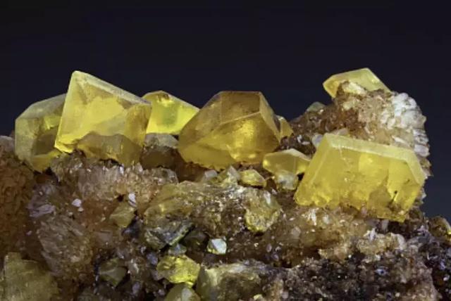 黄水晶的功效与作用，黄水晶的功效与作用及禁忌（当十二生肖守护佛 碰上黄水晶）