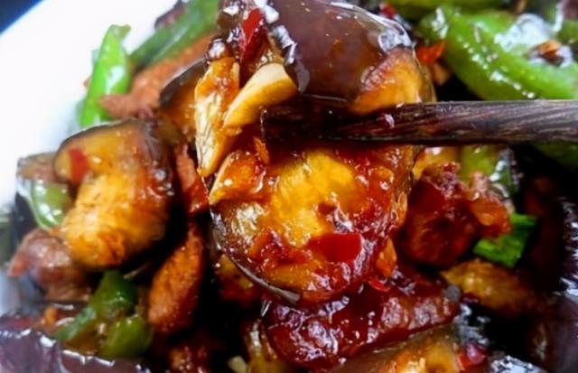 炒茄子怎么做好吃又简单又好吃，怎样炒茄子好吃又简单（学会“多做一步”）