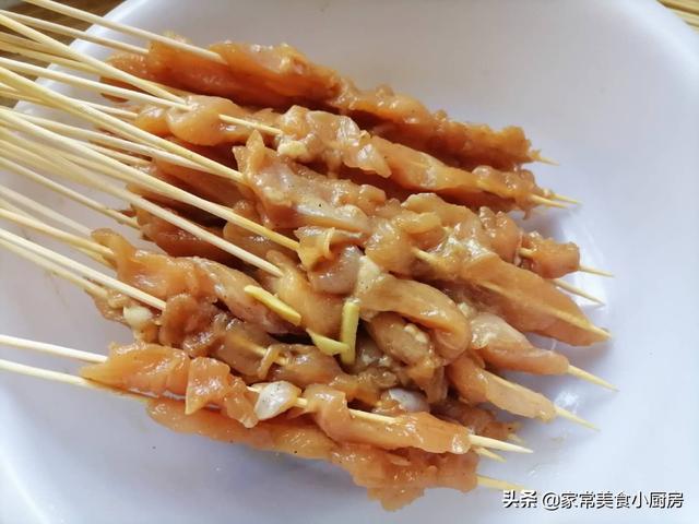 炸鸡肉串串香的做法，街边小吃炸鸡肉串的做法