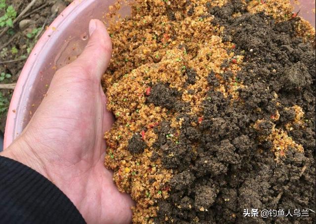 野钓打窝的钓鱼技巧，野钓打窝技巧与方法（打窝的几个技巧让你钓鱼收获满满）