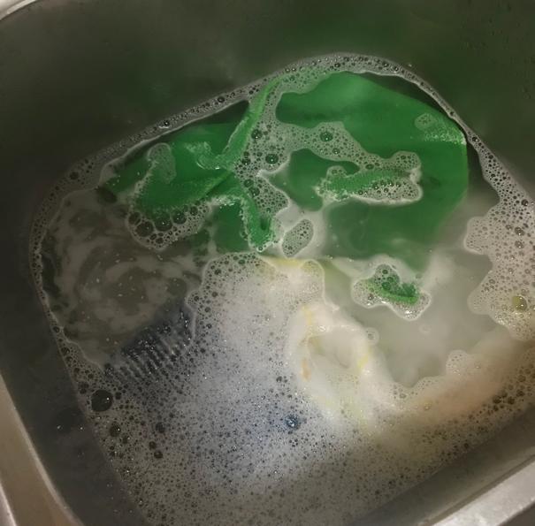 厨房油泥用什么能清洗干净，厨房油泥怎么清除（家里现成的工具就能做）