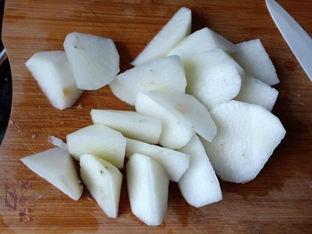 白萝卜水怎么煮，煮白萝卜水是治什么的（广东人用白萝卜做汤）