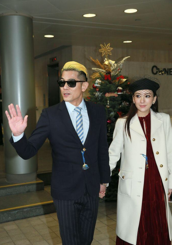 红色长裙外套搭配图片，红色长裙搭配什么外套（方媛郭富城合体亮相）