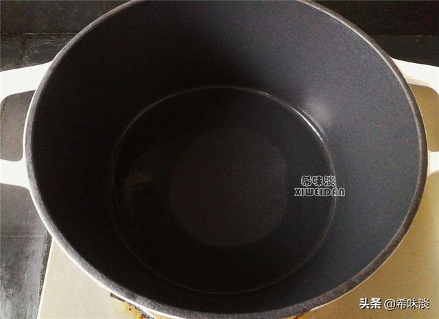 珐琅锅如何开锅，珐琅锅和陶瓷锅哪个好（锅油润寿命更长）