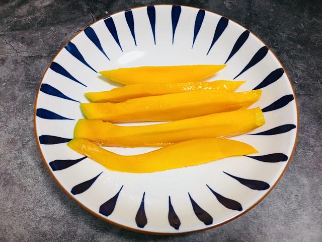 芒果怎么切成一块一块的，芒果怎么切（超实用的4种芒果切法）