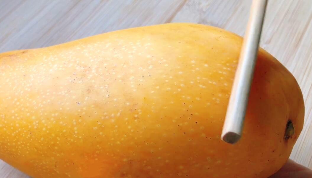 图片[3]-3种切芒果的方法 优雅吃光一个大芒果-起舞食谱网