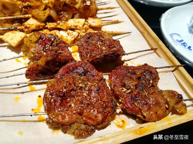 烧烤可以烤什么，韩式烤肉都可以烤什么（十二道烧烤店必烤菜品）