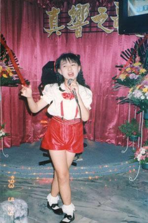 10岁爆红名气不输杨钰莹，却被“身亡”20年，卓依婷如今怎么样了