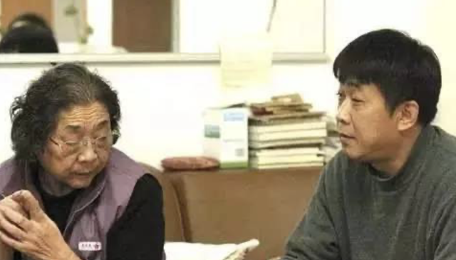 唐国强两段情：前妻除夕夜自杀，二婚娶小12岁妻子，成人生赢家