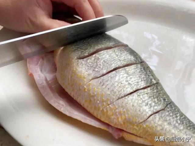 介绍煎鱼防粘锅的方法，介绍煎鱼防粘锅的方法作文（煎鱼不能直接下油锅）