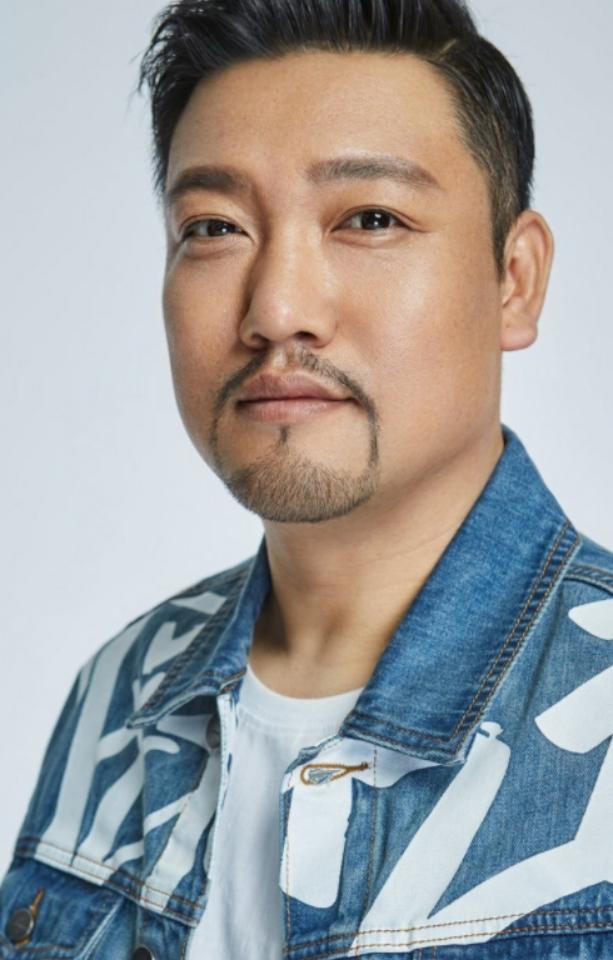 “喜剧接班人”贾冰：35岁辞去副处级工作，娶美女妻子，人生赢家