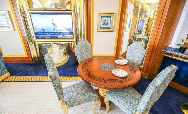 迪拜七星级酒店，迪拜七星级酒店有哪些服务（超奢华七星级住宿楼中楼房间大公开）