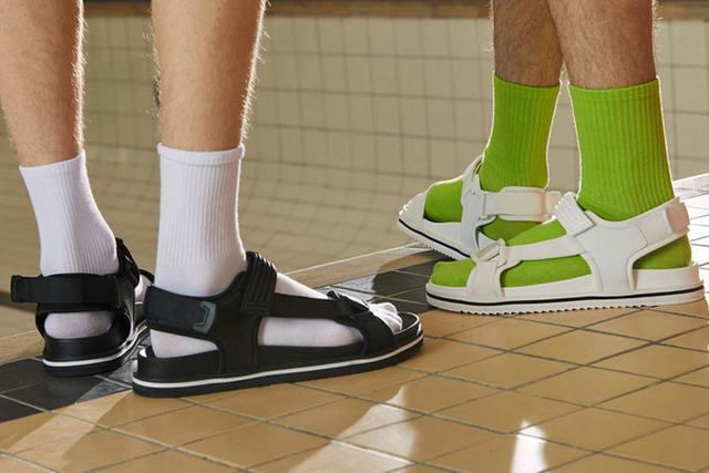 沙滩鞋选购技巧，沙滩鞋怎么搭配（成就自由不羁的活力少年）