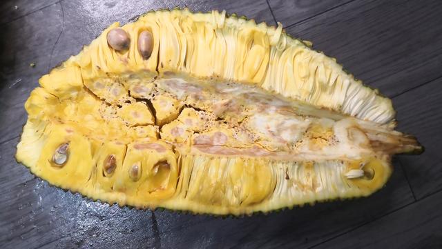 菠萝蜜的胶粘在手上怎么洗掉，菠萝蜜怎么剥皮最简单有效方法（剥菠萝蜜经验分享）