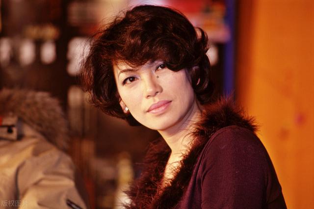 蔡琴你的眼神歌词，迟来的爱原唱（蔡琴《你的眼神》）