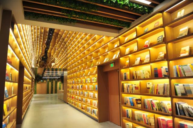 附近书店在哪个位置离我最近，离这里最近的文具店（厦门这些“有颜有料”的书店）