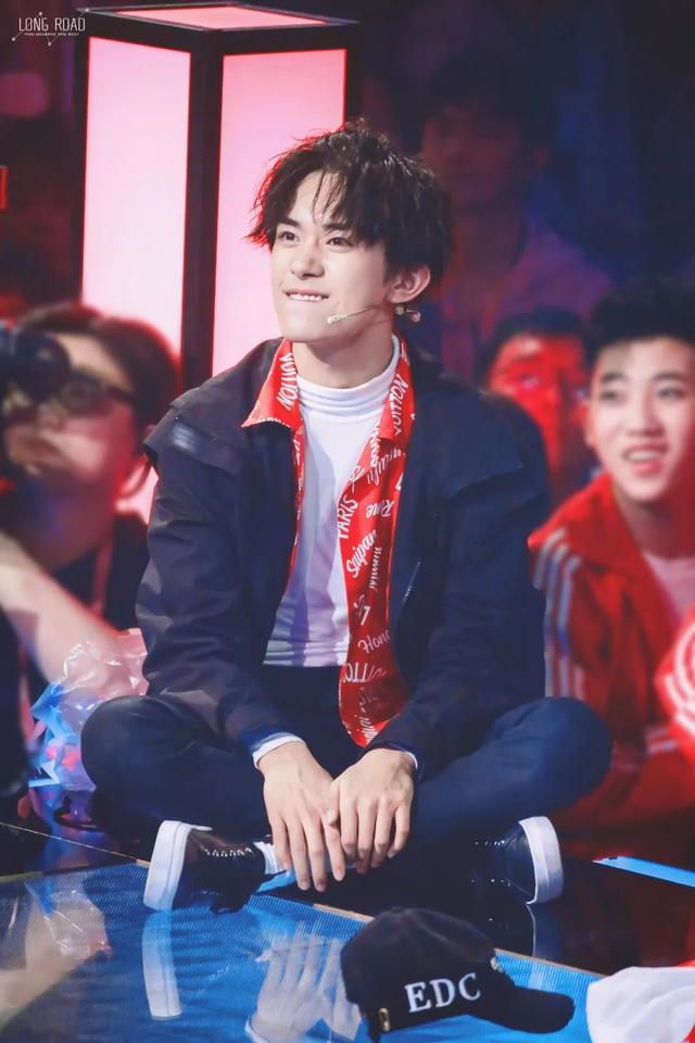 一组易烊千玺超拽帅气的高清图片   千纸鹤们在哪里呢，易烊千玺帅气的图片大全 霸气（有没有的千纸鹤在线签收呀）