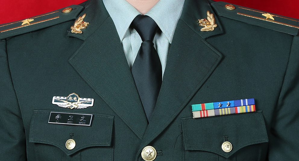 正营级军官:有2排资历章(级别略章是深蓝色)看他胸前的资历章,由于