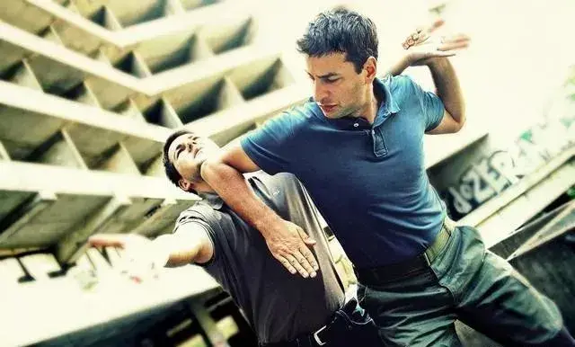 打架法律怎么处理（因工作的事情和别人打架了）