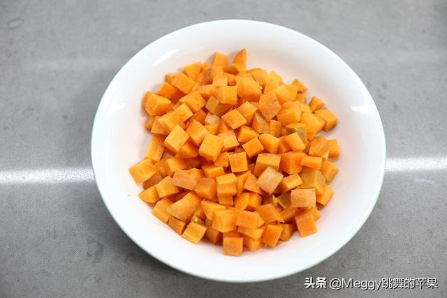 豌豆焖饭制作方法，豌豆焖饭怎么做电饭锅（加2料比白米饭营养翻倍）