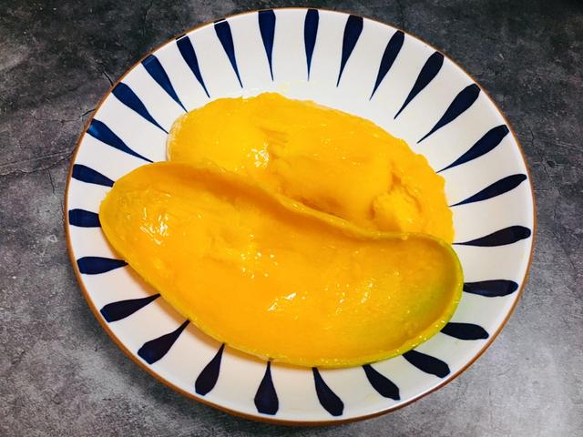 芒果怎么切成一块一块的，芒果怎么切（超实用的4种芒果切法）