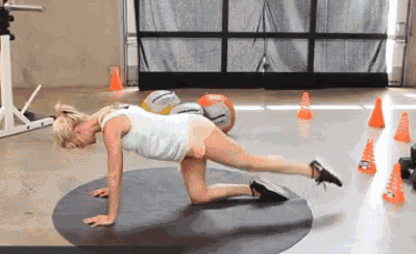 1个下蹲动作 提臀又瘦腿 即学即会，1个下蹲动作（把臀练翘腿练细）