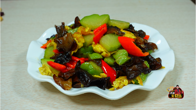 佛手怎么做好吃，怎样做营养美味的佛手海带炒肉（2只佛手瓜加2两木耳）