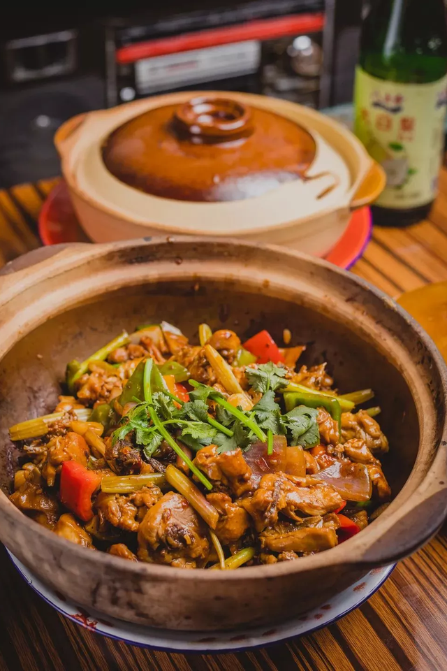 请问深圳哪里有非常好吃的烧鸡，深圳哪里的鸡煲好吃（2个月连开3家店）